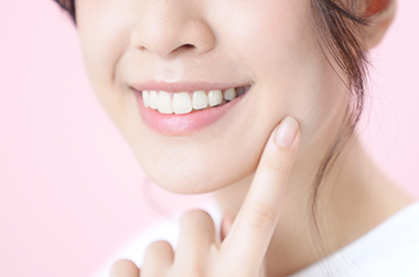 白い歯で微笑む女性のイメージ