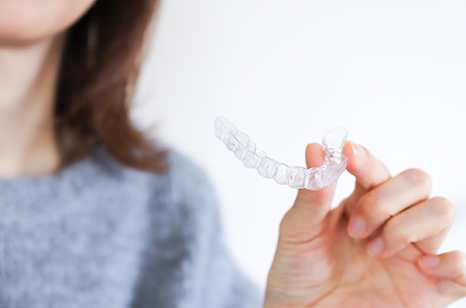 マウスピースを持った手02