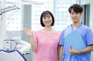 男女の歯科医