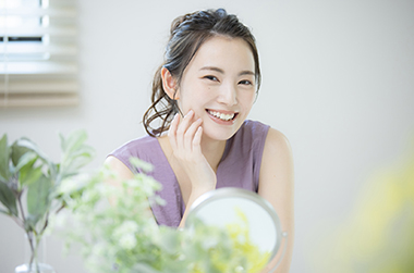 笑顔の若い女性