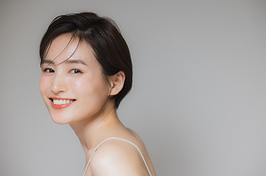 笑顔の若い女性
