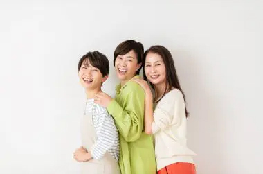 笑顔の3人の女性