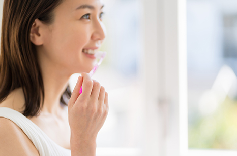 歯磨きをする女性
