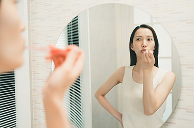 ハミガキをする若い女性