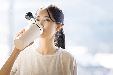 スポーツドリンクを飲む女性