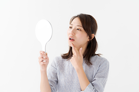 デンタルチェックをする女性