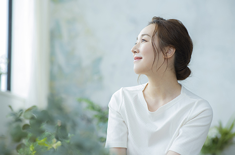 リビングに居る女性