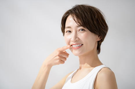 歯を見せる女性