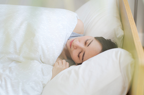寝ている女性