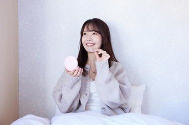 マウスピース矯正を付ける女性